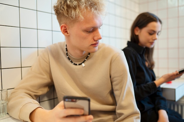 Adolescenti di livello medio con dispositivi