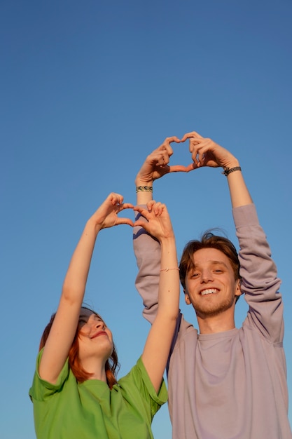 Adolescenti di tiro medio che sono amici