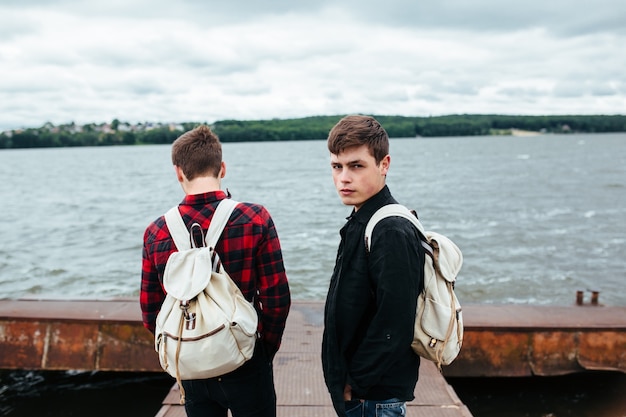 adolescenti eleganti con zaini in posa