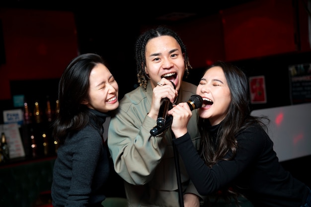 Adolescenti felici del colpo medio che cantano