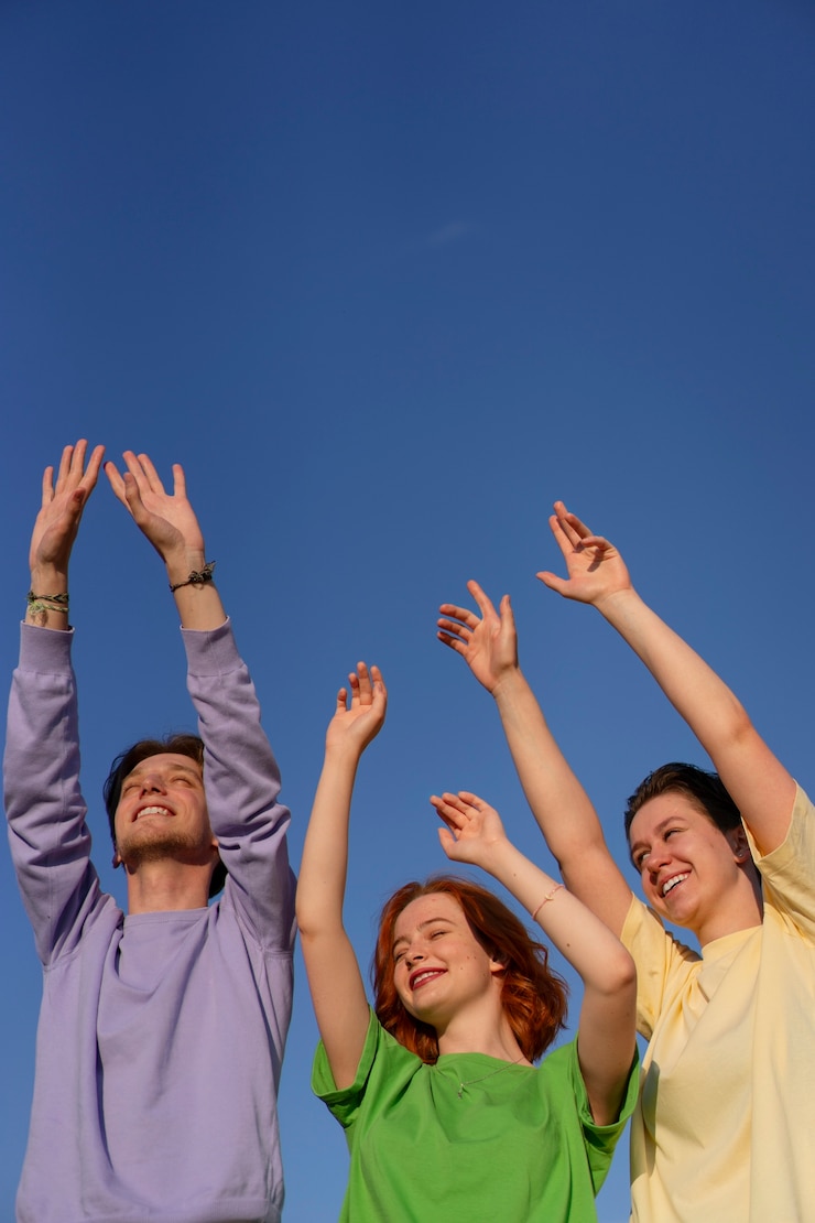 Foto gratuito adolescenti in basso angolo che sono amici