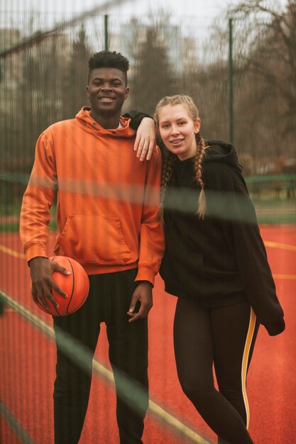 Adolescenti in posa al campo da basket