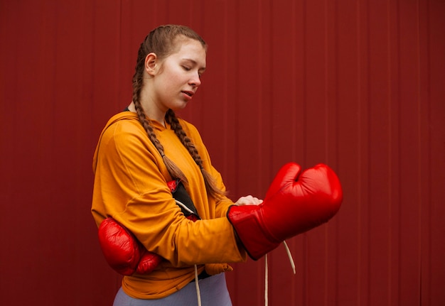 Adolescenti in posa con guantoni da boxe