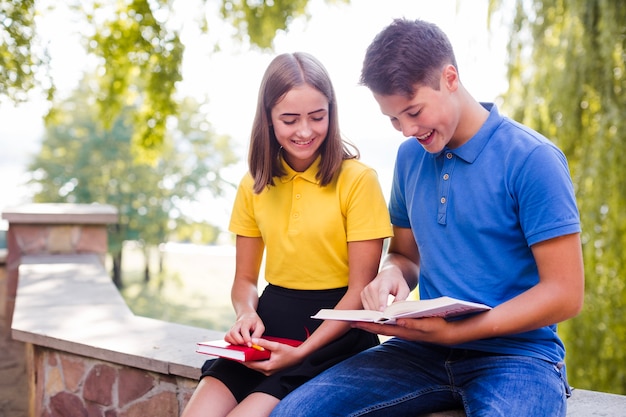 Adolescenti, lettura, libri, parco