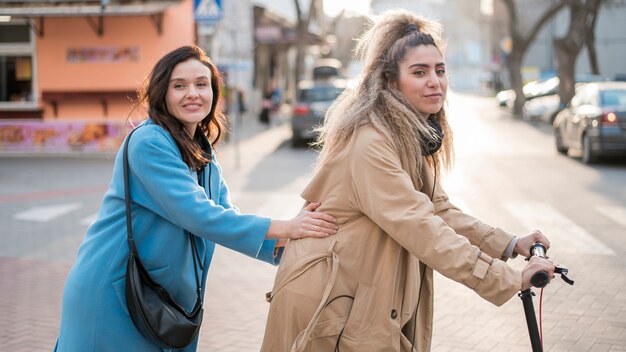 Adolescenti urbani in sella a scooter elettrico