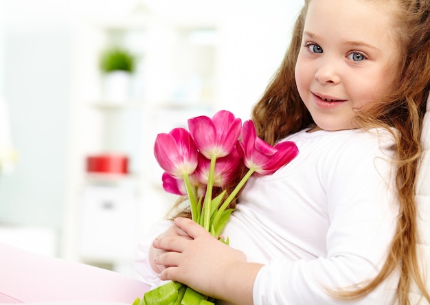 Adorabile bambina con alcuni fiori