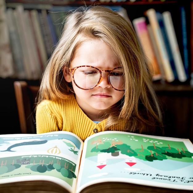 Adorabile bambina con gli occhiali di stressarsi