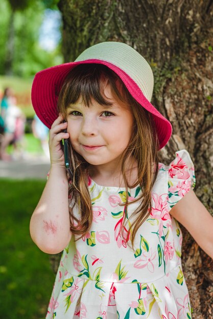 Adorabile bambina parlare su un telefono cellulare