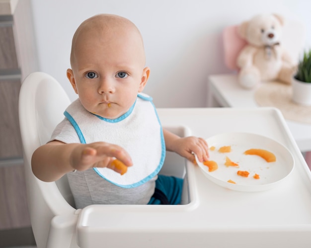 Adorabile bambino che gioca con il cibo