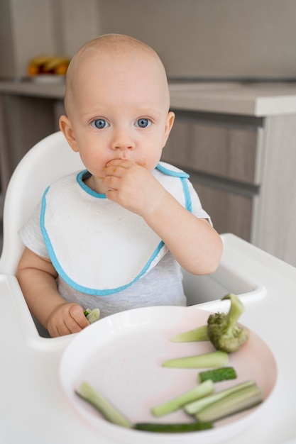 Adorabile bambino che gioca con il cibo