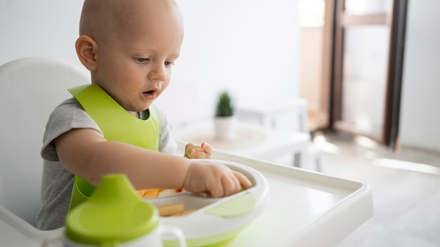 Adorabile bambino che gioca con il cibo