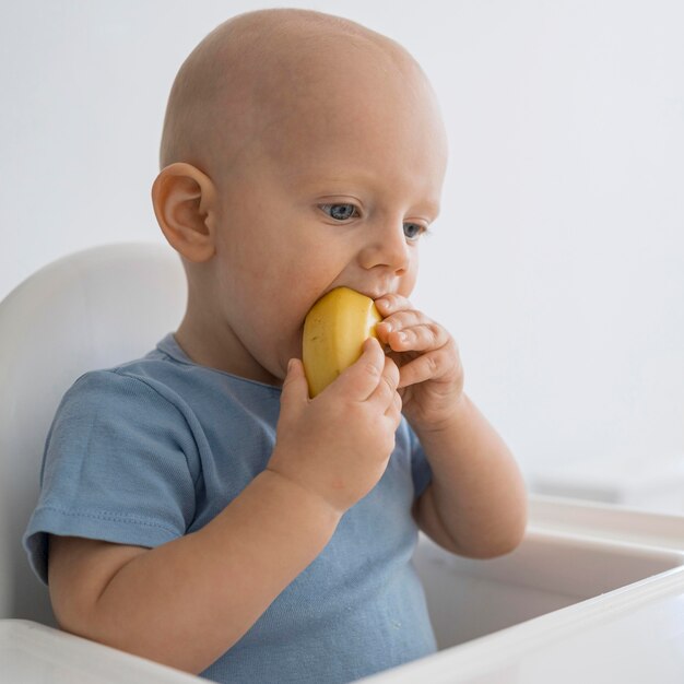 Adorabile bambino che gioca con il cibo