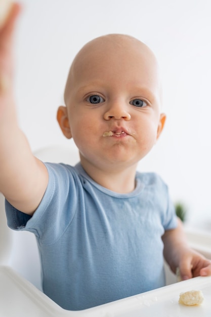 Adorabile bambino che gioca con il cibo