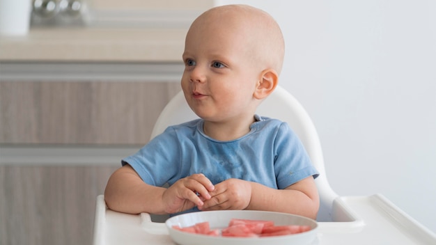 Adorabile bambino che gioca con il cibo