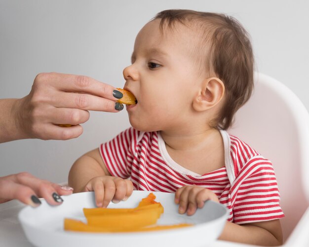 Adorabile bambino che gioca con il cibo