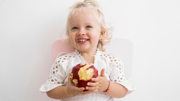 Adorabile bambino che gioca con il cibo