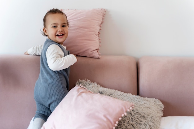 Adorabile bambino che striscia sul letto e sorride