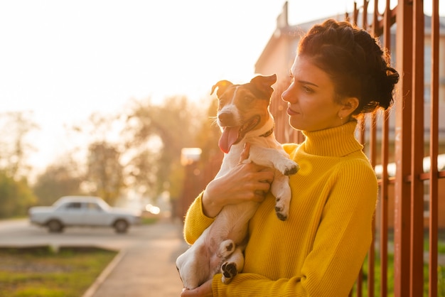 Adorabile cagnolino con il suo padrone