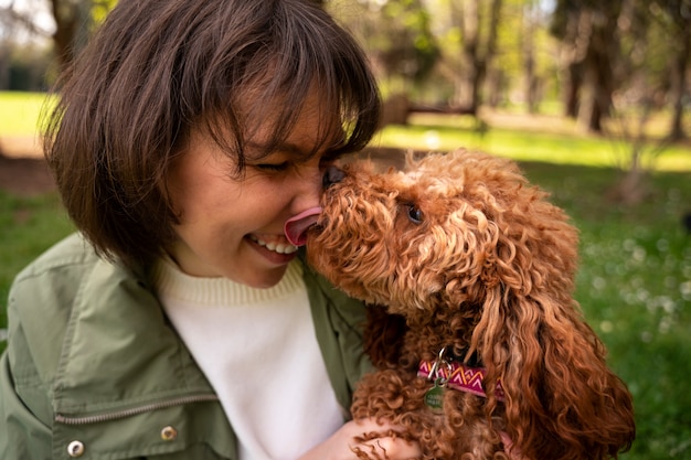 Adorabile cane al parco in natura con il proprietario