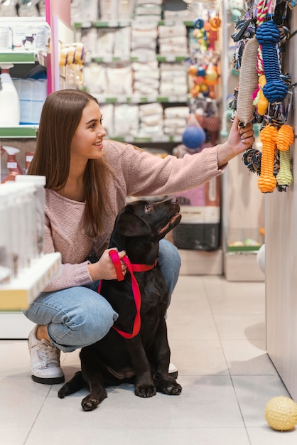 Adorabile cane con il proprietario presso il negozio di animali