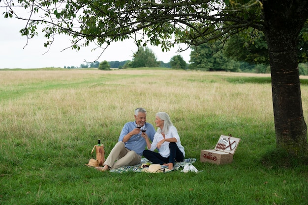 Adorabile coppia di anziani che fa un picnic all'aperto