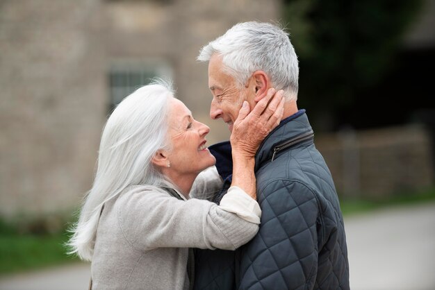 Adorabile coppia di anziani che si divertono all'aperto