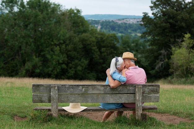 Adorabile coppia di anziani seduti su una panchina