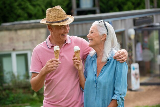 Adorabile coppia senior che si gode un gelato insieme all'aperto