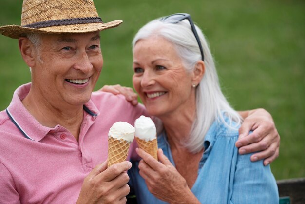 Adorabile coppia senior che si gode un gelato insieme all'aperto