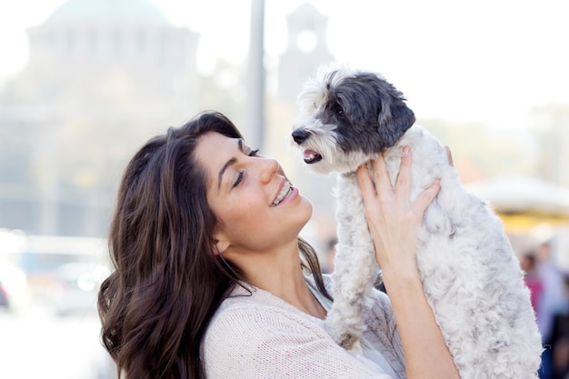 Adorabile giovane donna con il suo animale domestico