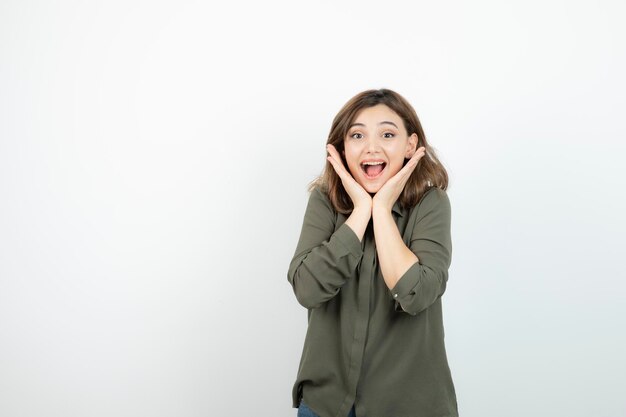 Adorabile giovane donna in abito casual in piedi e in posa. Foto di alta qualità