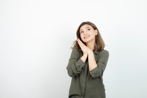 Adorabile giovane donna in abito casual in piedi e pensando. Foto di alta qualità