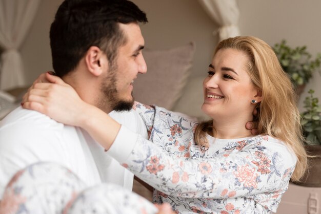 Adorabile giovane uomo e donna innamorata