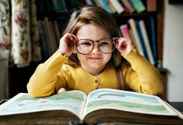 Adorabile ragazza carina che legge il concetto di narrazione