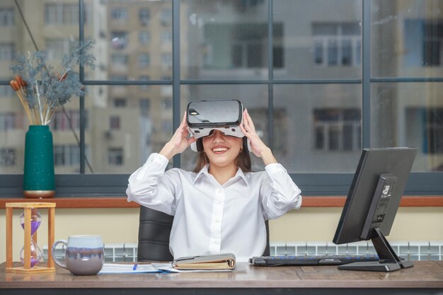 Adorabile ragazza sorridente e cercando di togliersi il dispositivo VR