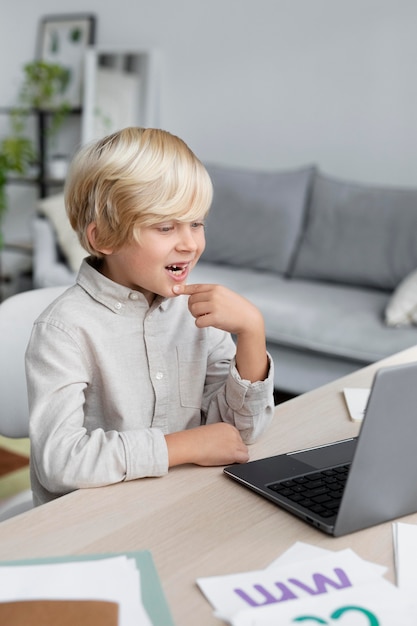 Adorabile ragazzino che fa una sessione online di logopedia