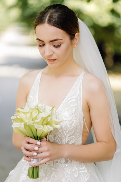 Adorabile sposa si sta preparando al mattino