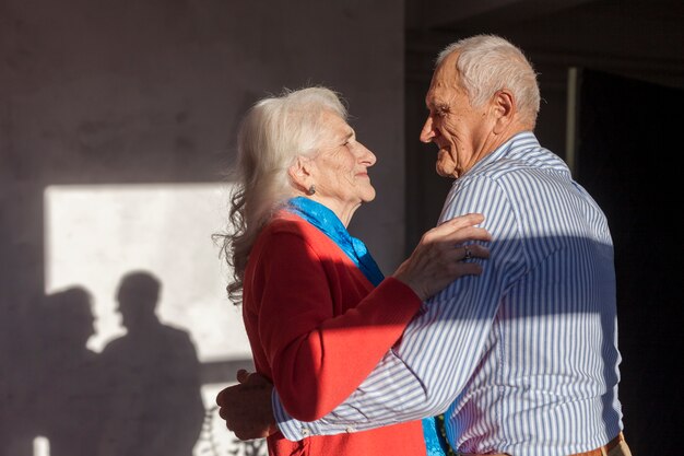 Adorabile uomo anziano e donna innamorata