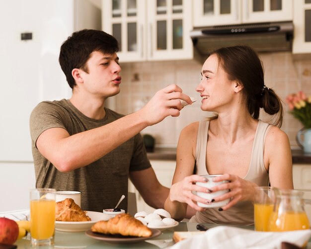 Adorabili giovani amanti facendo colazione