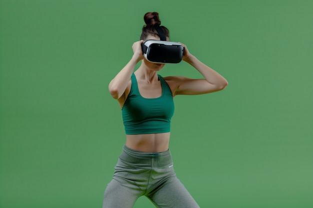 Adulti che fanno fitness attraverso la realtà virtuale