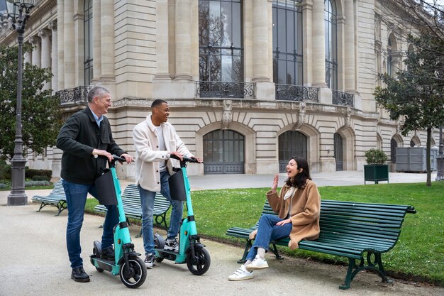 Adulti che imparano a usare lo scooter elettrico