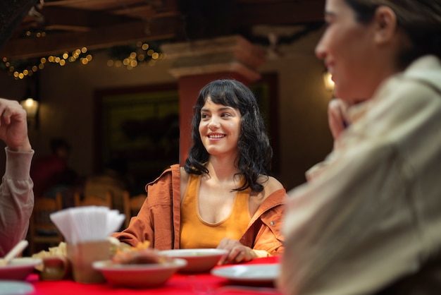 Adulti che si godono il cibo messicano