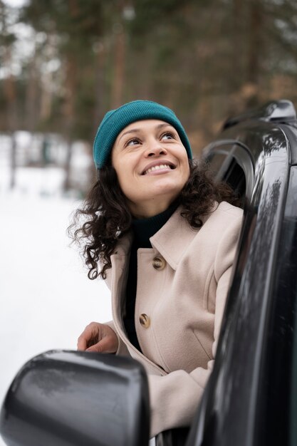 Adulto che si diverte durante il viaggio invernale