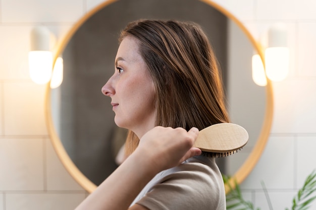 Adulto che si prende cura dei propri capelli