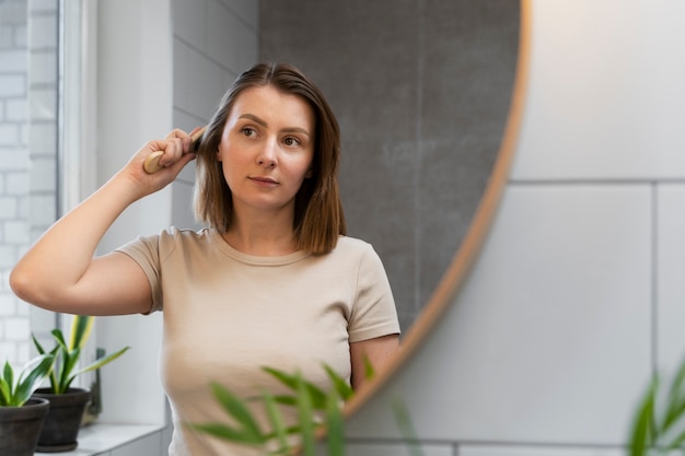 Adulto che si prende cura dei propri capelli