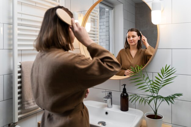 Adulto che si prende cura dei propri capelli