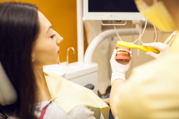 Adulto cura di sfondo caries canale