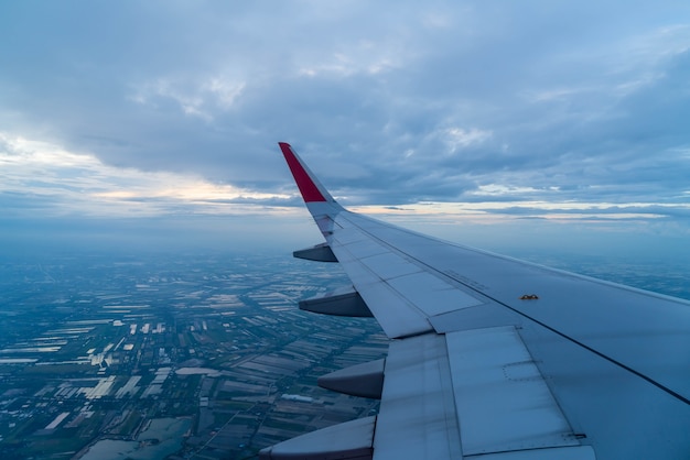 Aeroplano che vola sopra le nubi