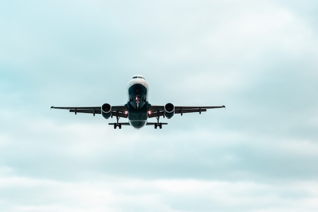 Aeroplano che vola su nel cielo con un bello cielo blu