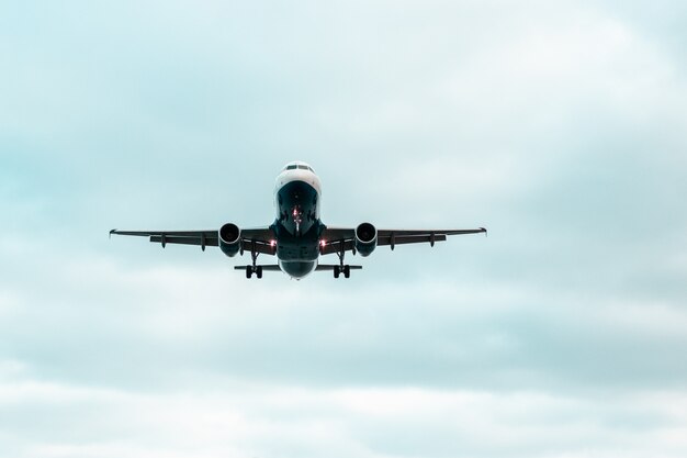 Aeroplano che vola su nel cielo con un bello cielo blu